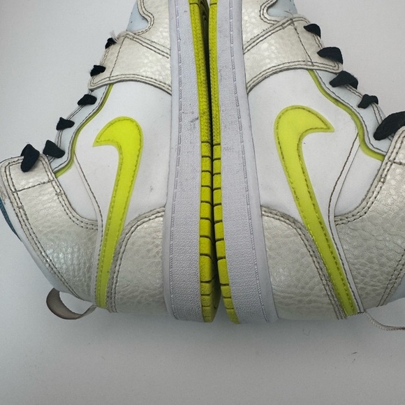 Air Jordan 1 Mid SE DV-1320-17 Size 2Y  Good Condition Green Swoosh Black Laces - Picture 12 of 16